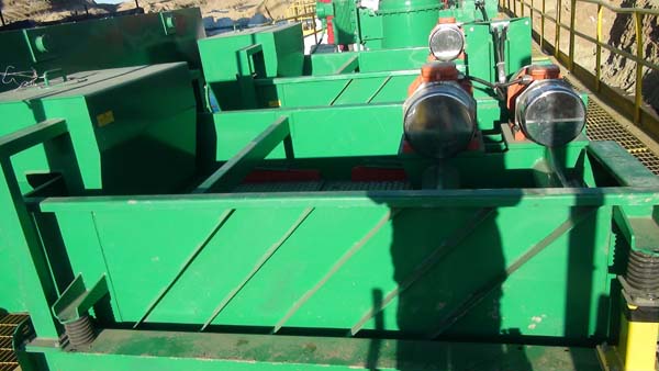 shale shaker in oilfield site